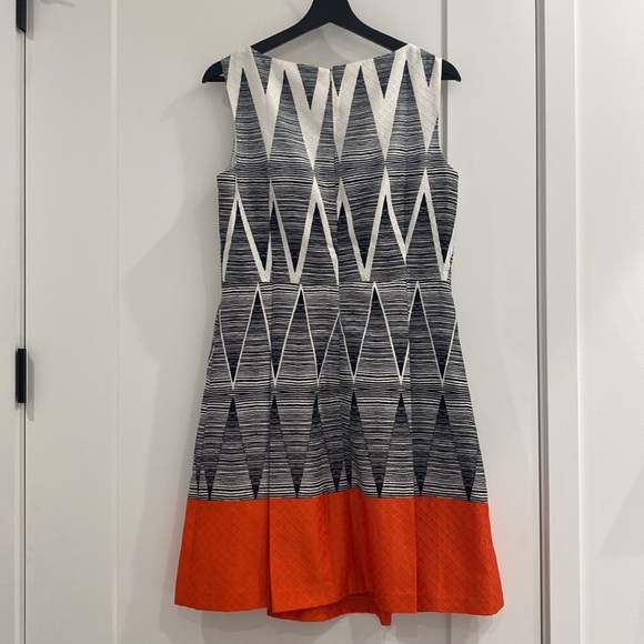 Gorgeous A-line pleated white and black knee length dress with coral hem accent - Picture 4 of 7